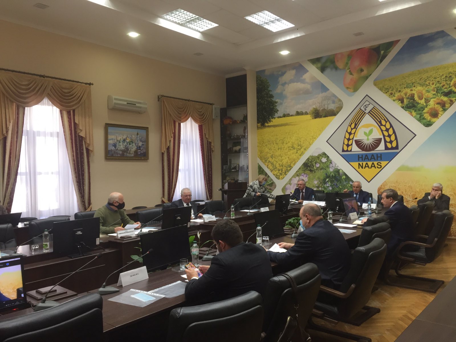 Під час засідання Бюро Президії НААН  розглянуто питання «Стимулювання виробництва нішевих культур в Україні на основі фастплант технологій»