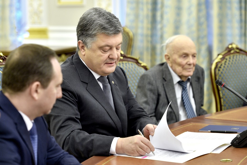 Президент Петро Порошенко провів зустріч з президентом Національної академії наук України Борисом Патоном та молодими вченими